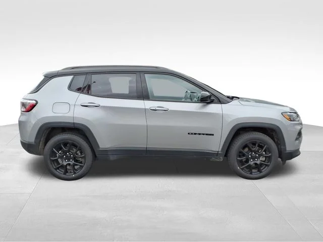 Used 2022 Silver Jeep Latitude image 14