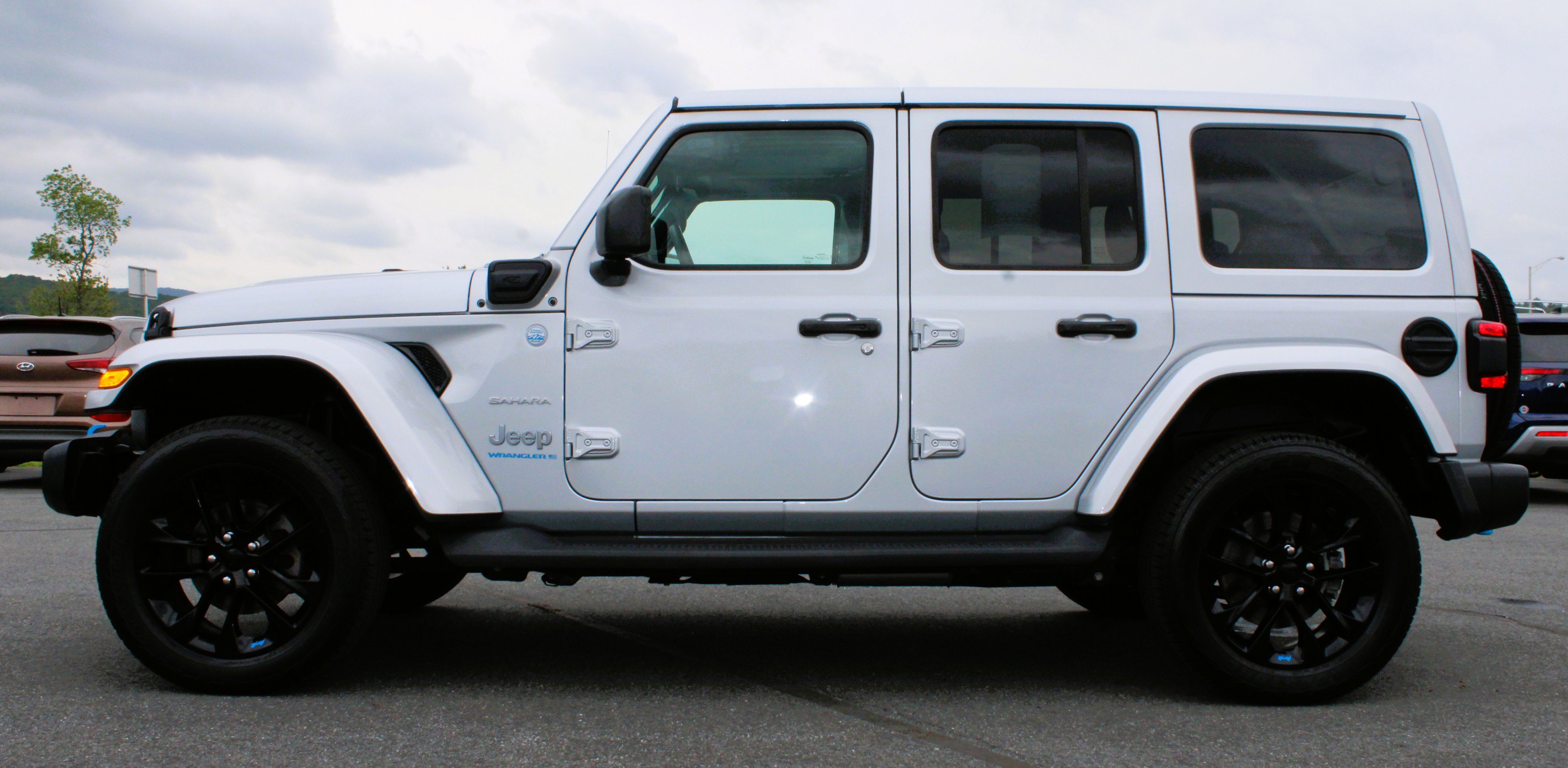 Used 2023 Silver Zynith Clearcoat Jeep Sahara image 13