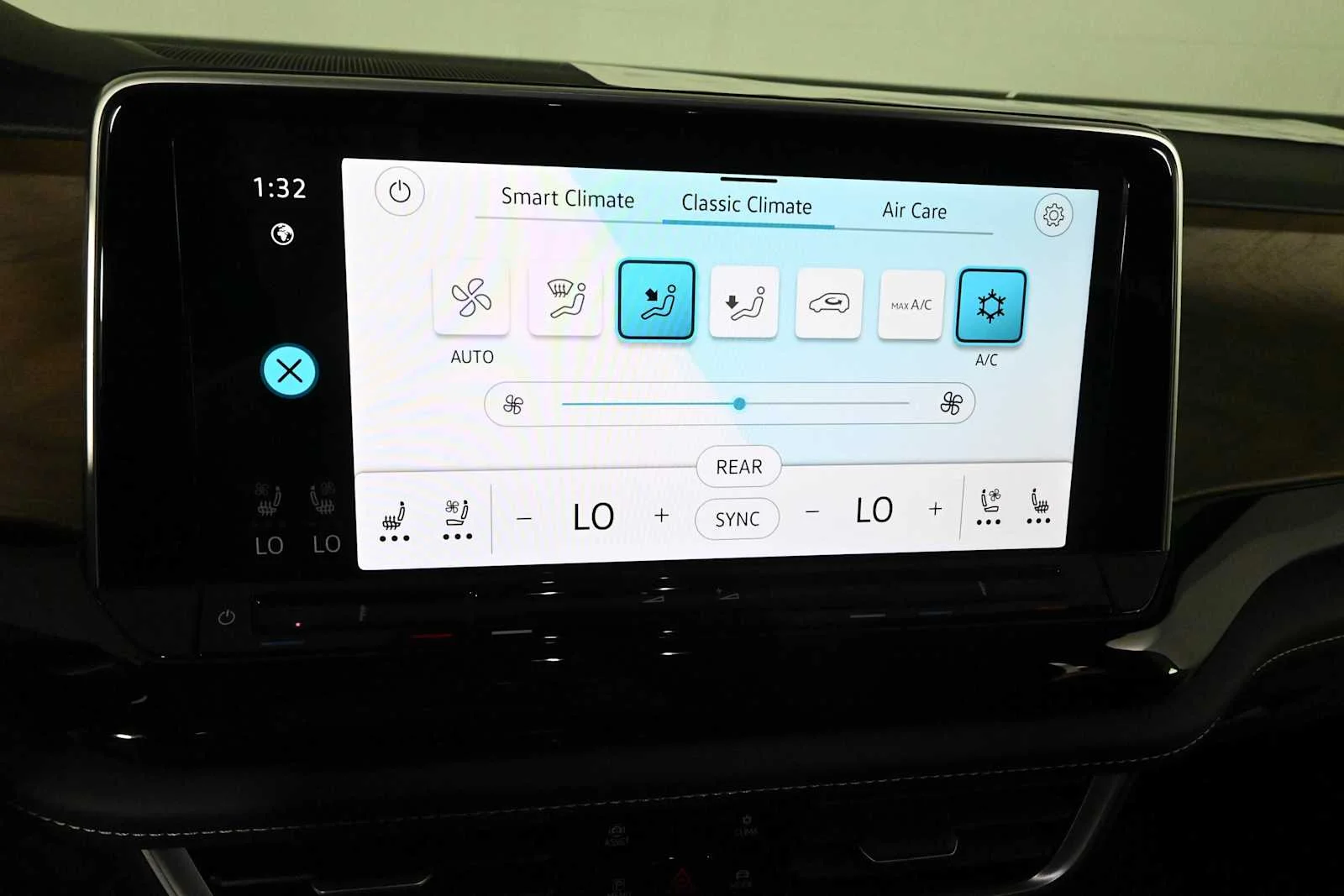 New 2026 Deep Black Pearl Volkswagen 2.0T SE w/Technology image 28