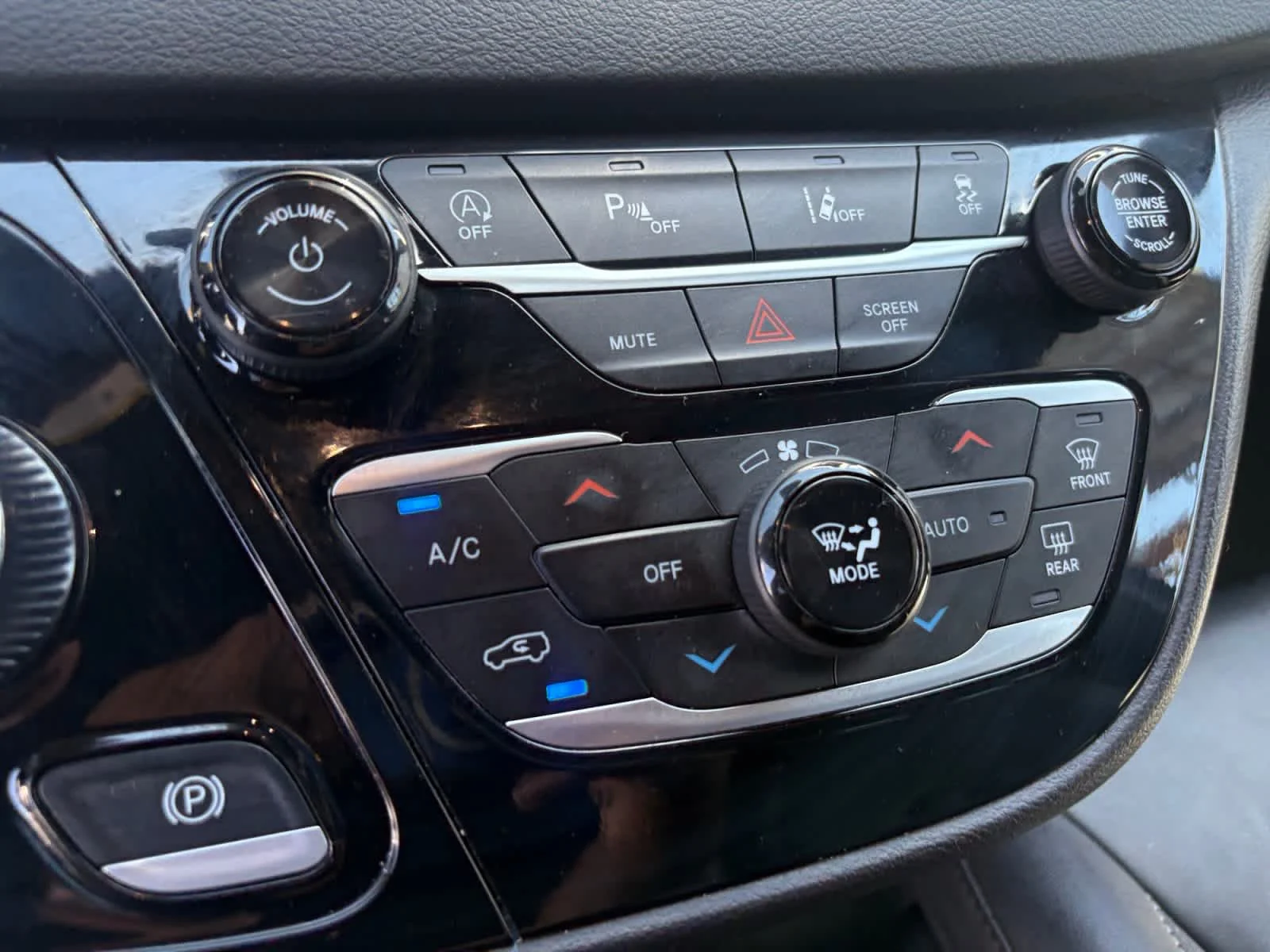 Used 2025 Diamond Black Crystal Pearlcoat Chrysler Select image 25
