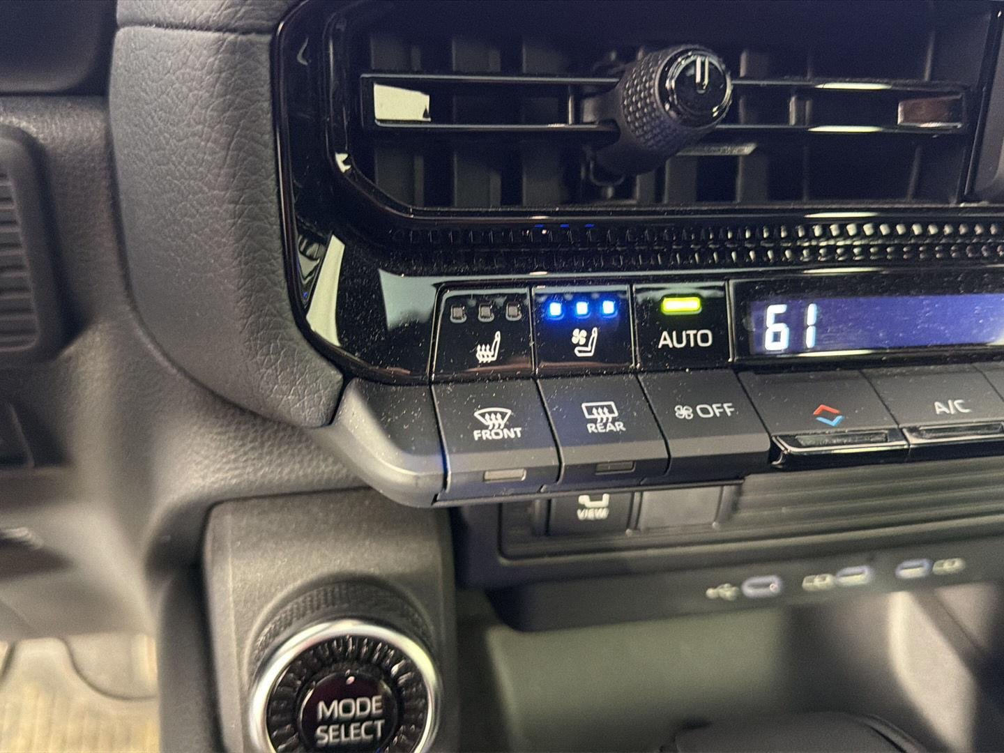 Used 2024 Wind Chill Pearl Toyota Base image 33