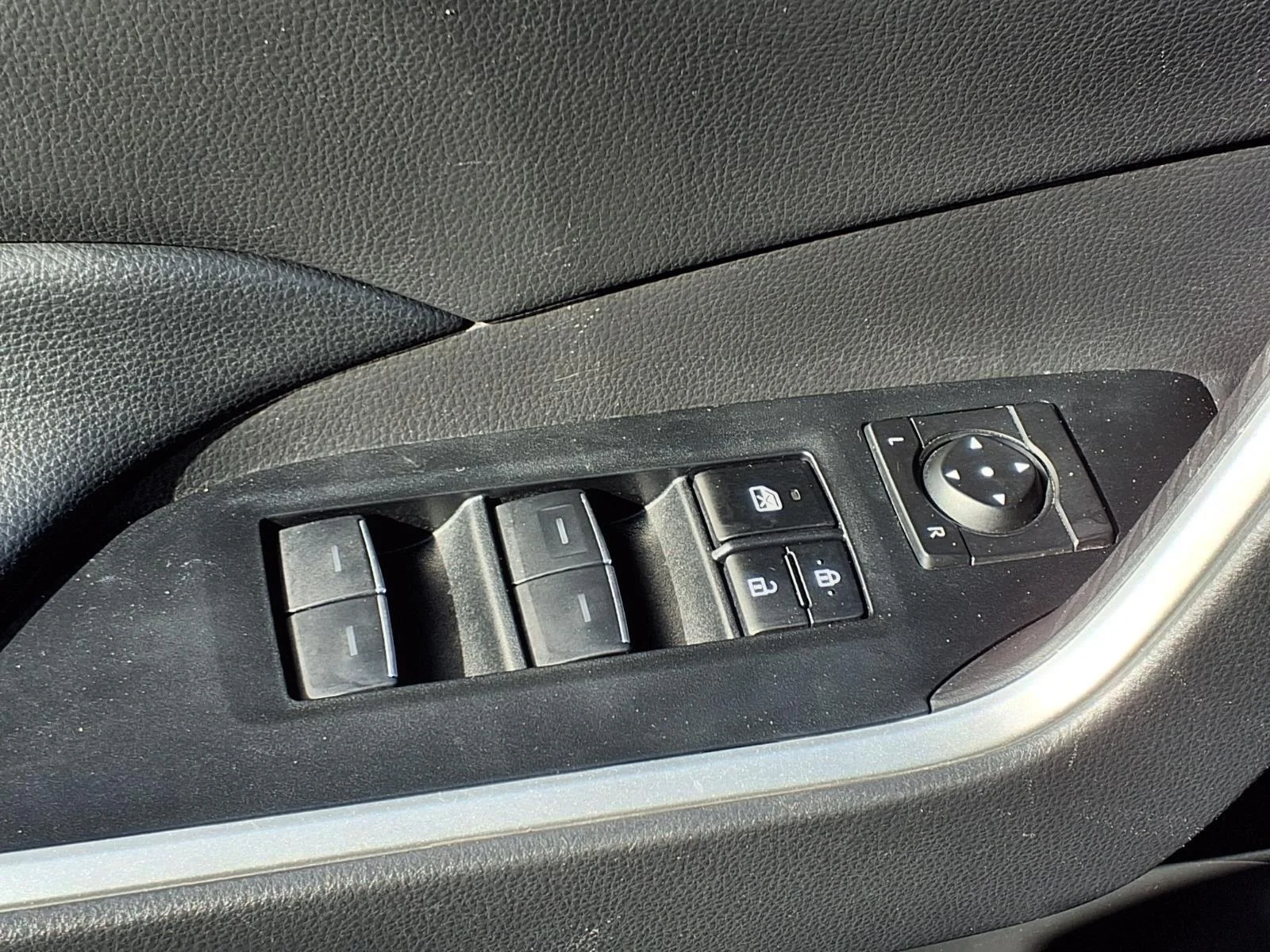 Used 2024  Toyota XLE image 7