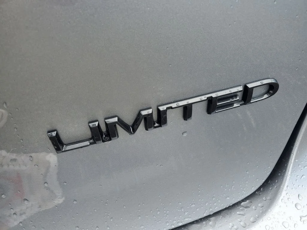 Used 2019 Silver Chrysler Limited image 39