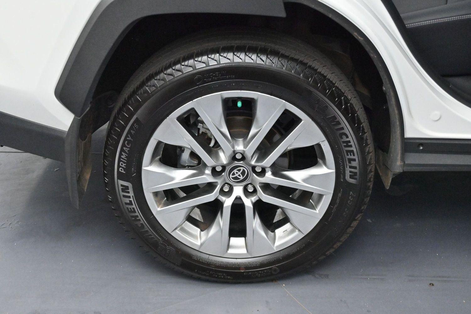 Used 2025 Wind Chill Pearl Toyota Limited image 37