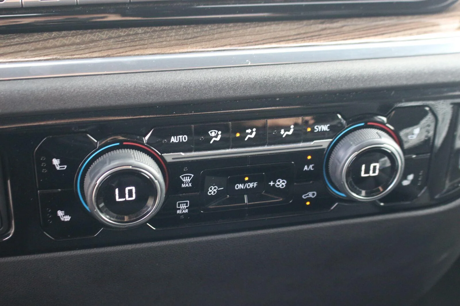 Used 2025 Summit White Chevrolet LT image 28