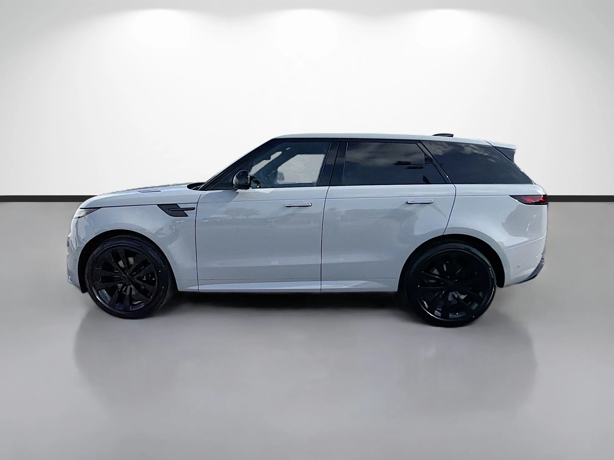 New 2026 Borasco Grey Metallic Land Rover Dynamic SE image 2