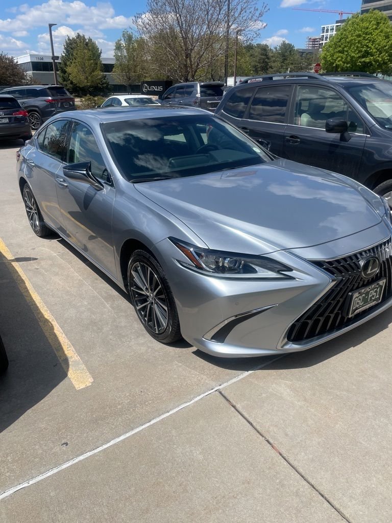 2023 Lexus ES 300h 300h's photo