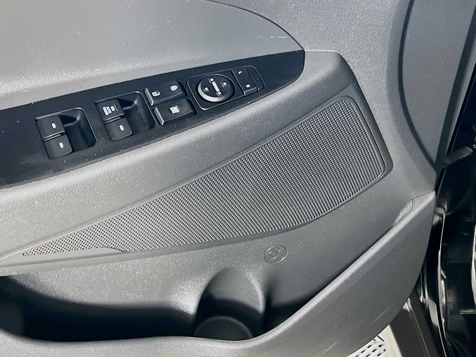 Used 2021 Black Noir Pearl Hyundai SE image 18