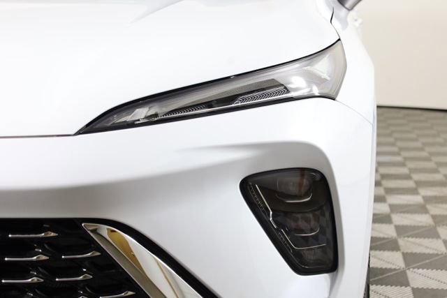 New 2026 Iridescent White Tricoat Buick Avenir image 32