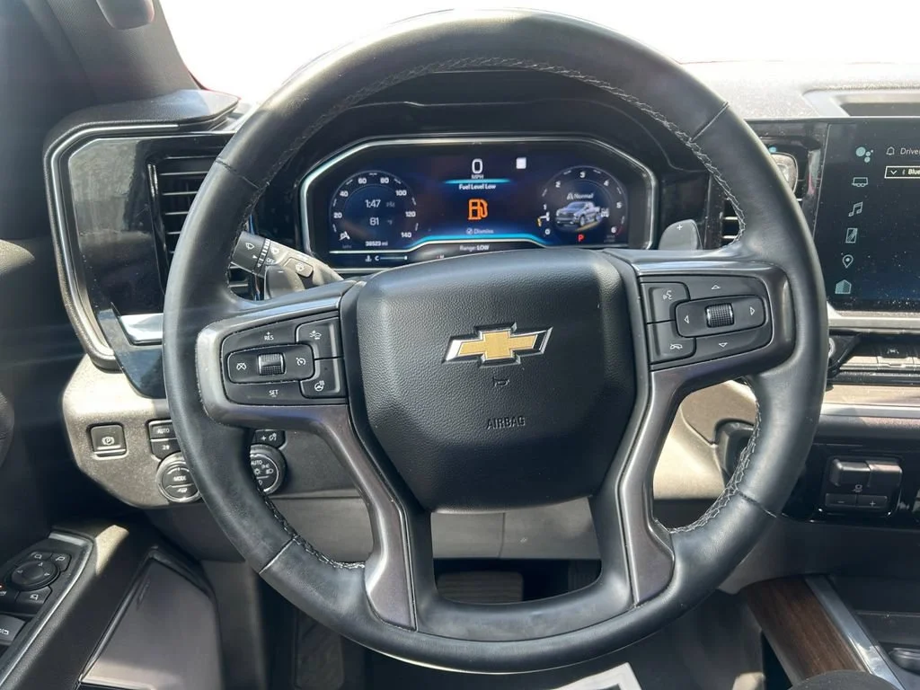 Used 2023 Iridescent Pearl Tricoat Chevrolet High Country image 17