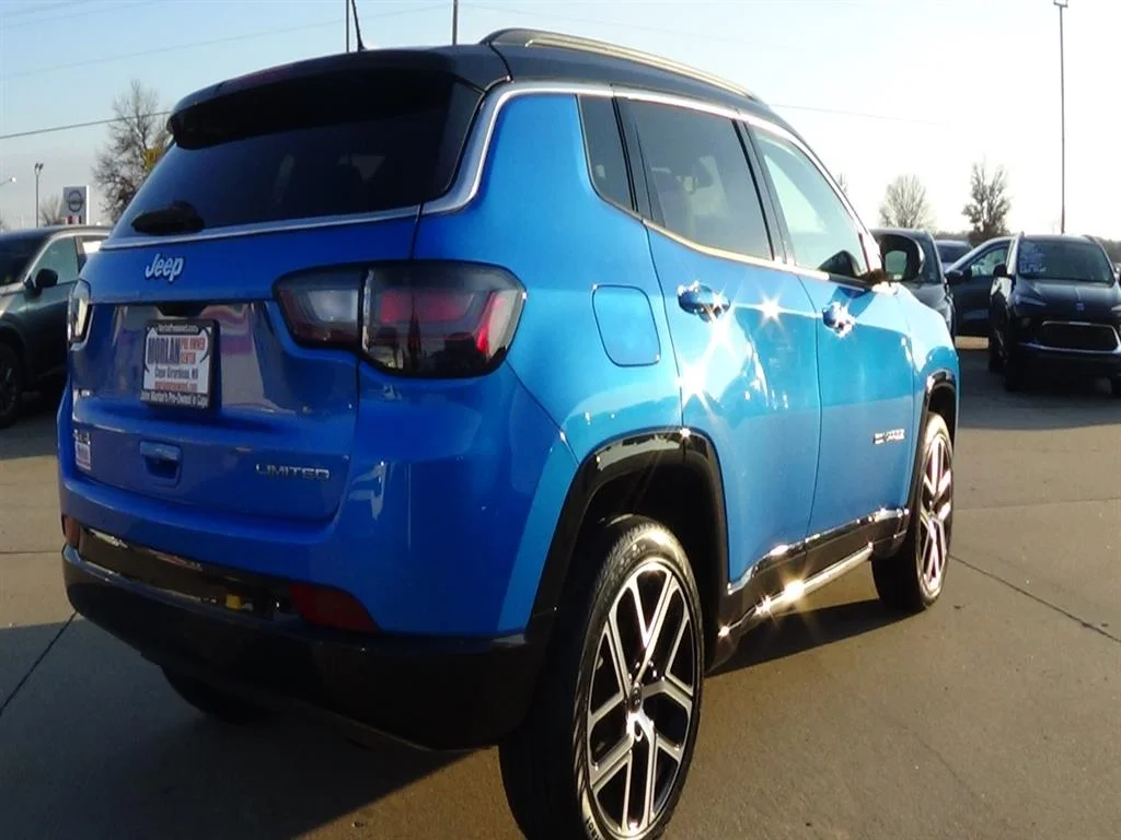 Used 2025 Hydro Blue Pearl Coat (pbj) Jeep Limited image 6
