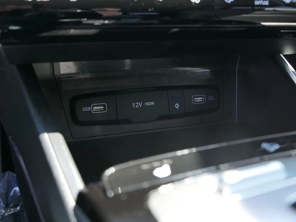 Used 2024 White Hyundai SEL Convenience image 21