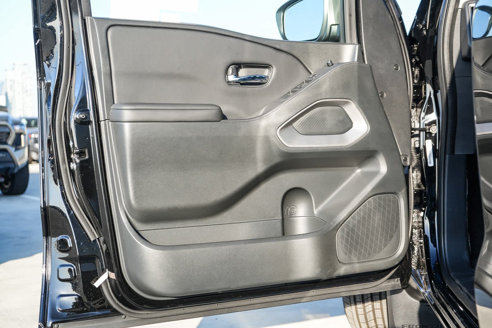 Nueva Nissan Crew Cab SV Super Black 2027, imagen 24