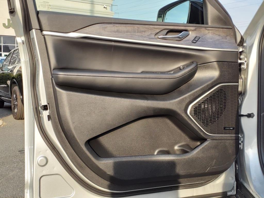 Used 2024 Silver Zynith Jeep  image 5