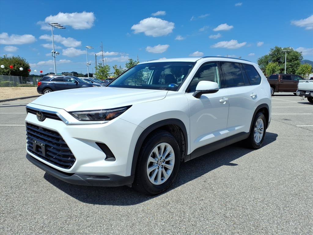 Used 2025 Beige Toyota XLE image 9