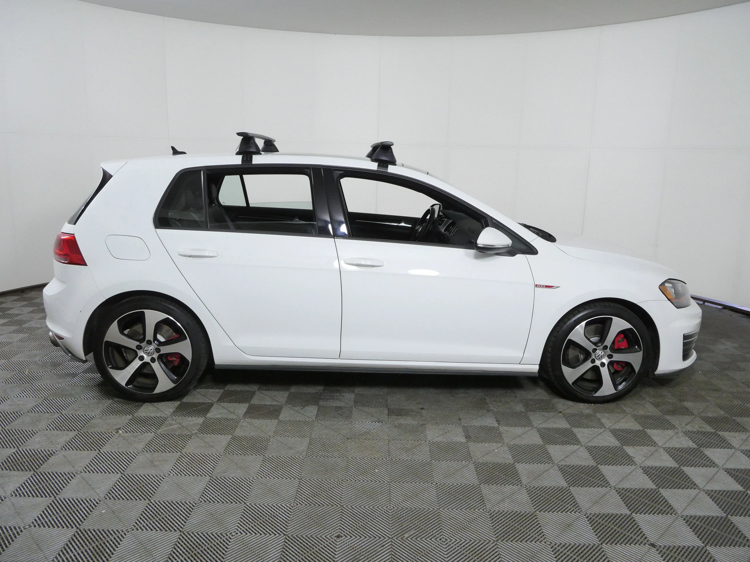 Used 2017 Pure White Volkswagen SE image 10
