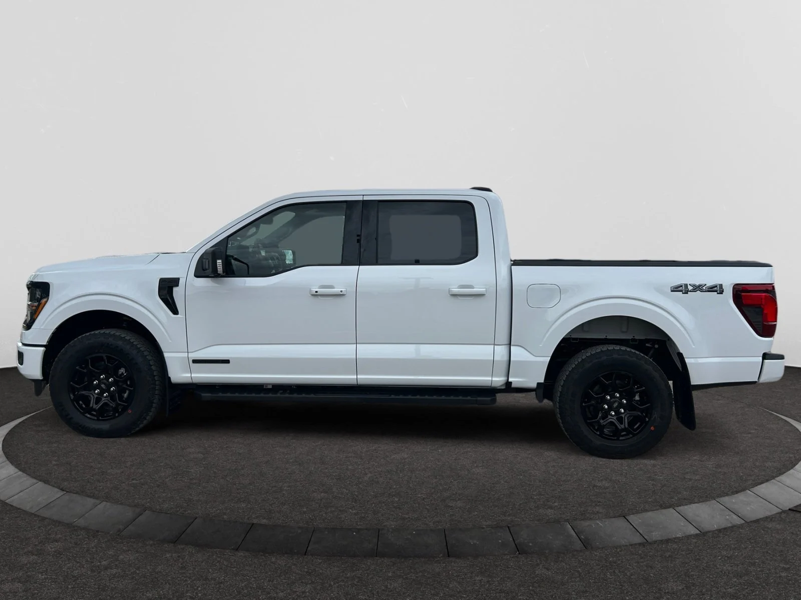 New 2026 Oxford White Ford XLT image 2