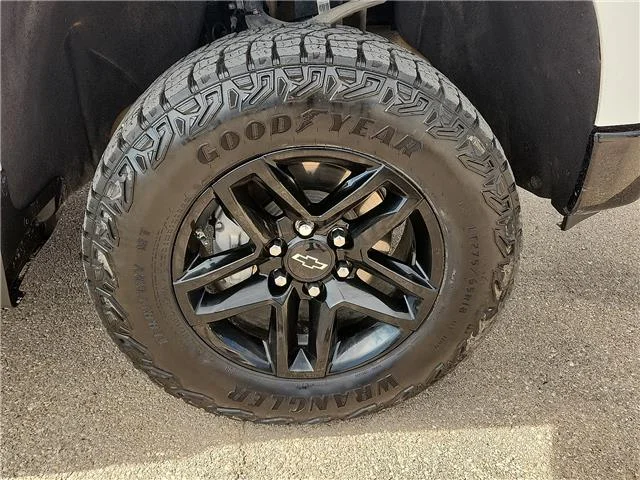 Used 2025 Summit White Chevrolet LT Trail Boss 4x4 Crew Cab 5.75 ft. box 147.4 in. image 7