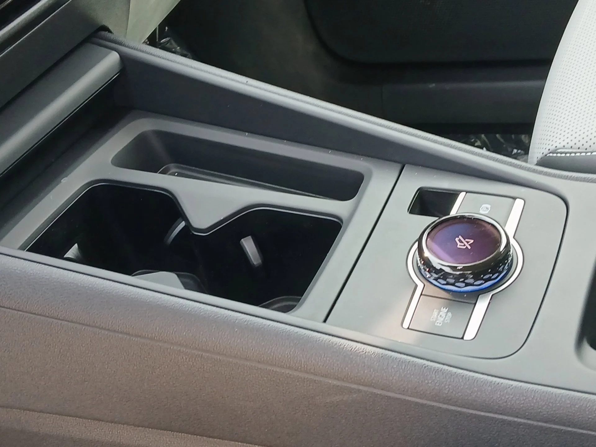 New 2026 Platinum Gray Metallic Volkswagen 2.0T SE image 13