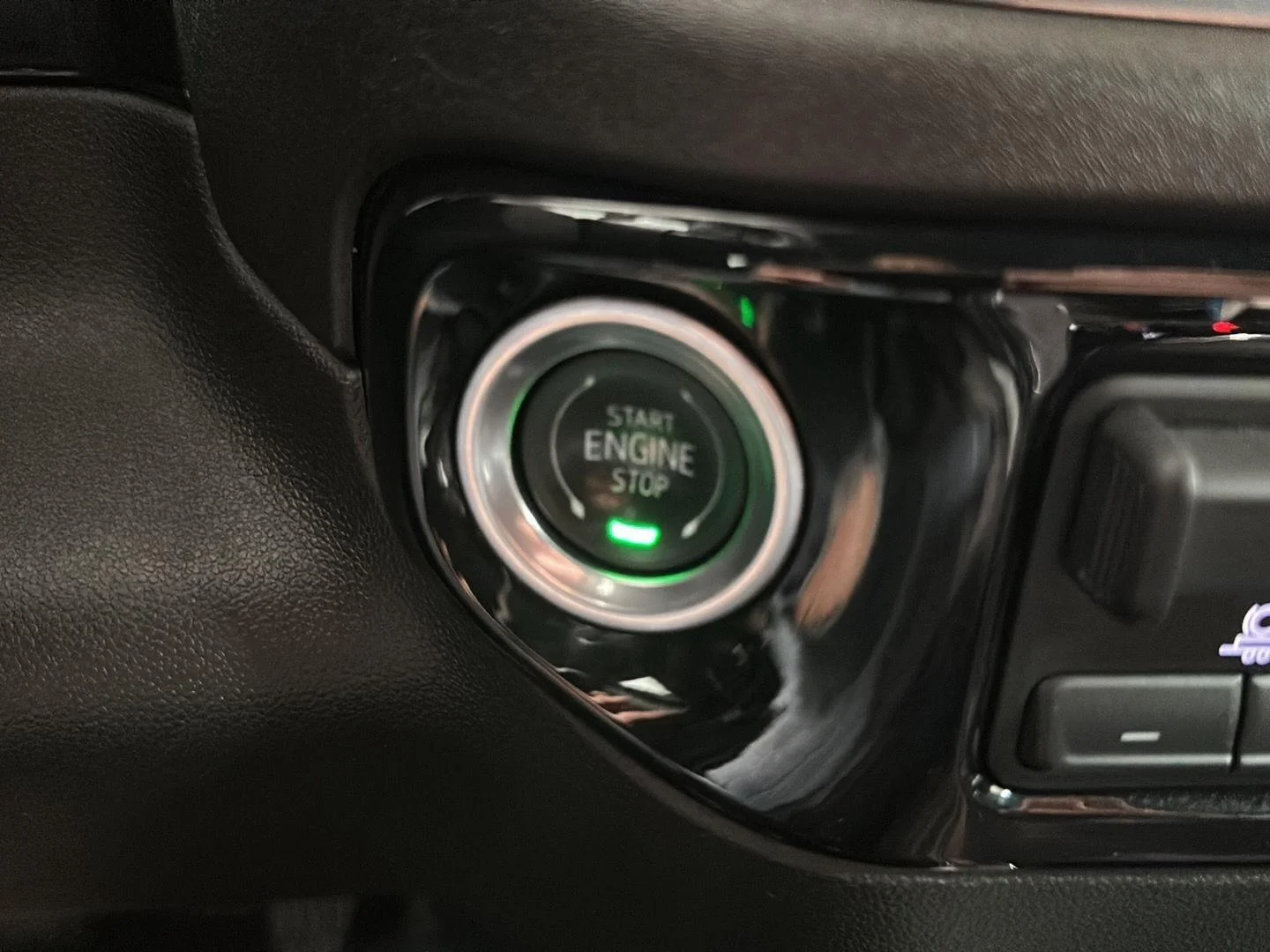 Used 2025 Summit White GMC Elevation image 13