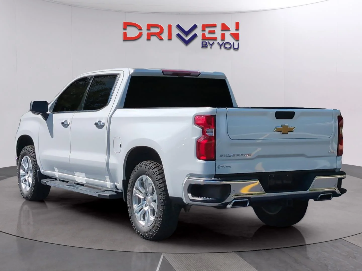 Used 2025 Summit White Chevrolet LTZ image 3