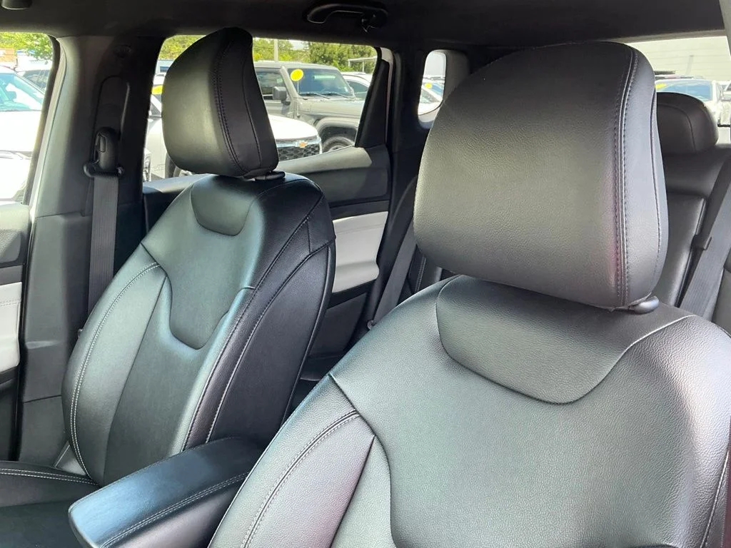 Used 2025 White Jeep Limited image 28