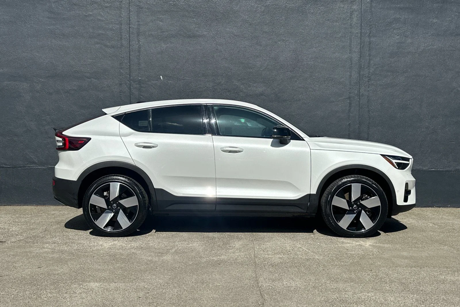 Certified Used 2023 Crystal White Volvo Ultimate image 9