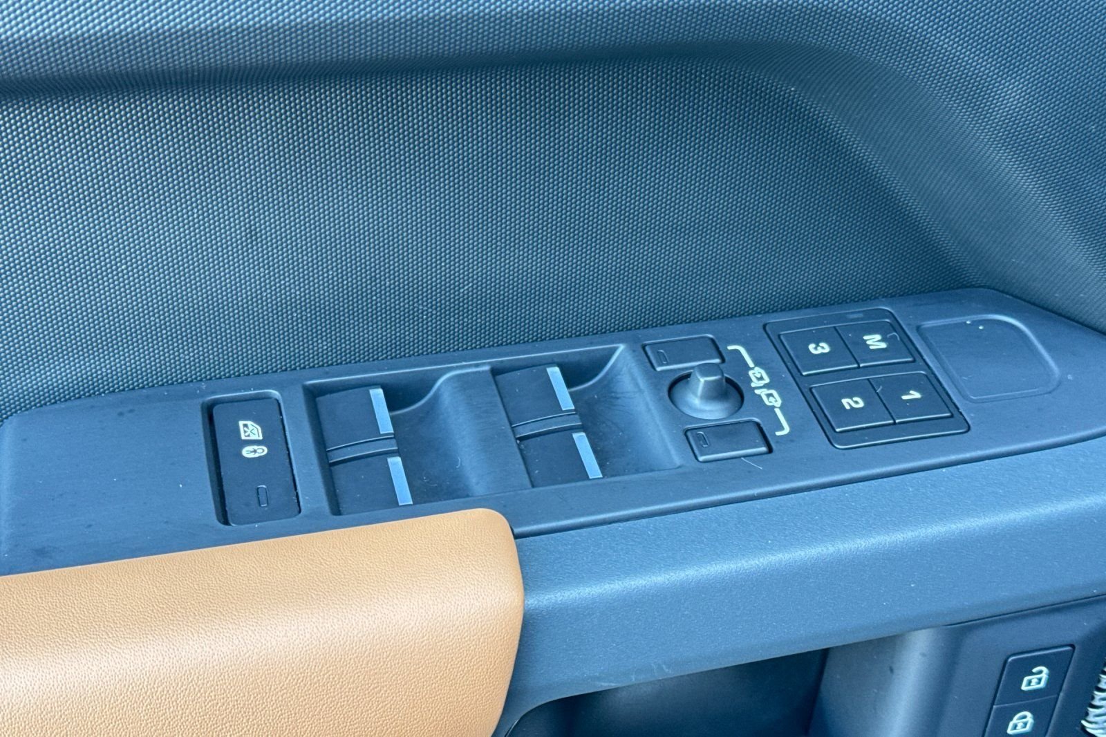 Used 2023 Carpathian Grey Premium Metallic Land Rover X-Dynamic SE image 11