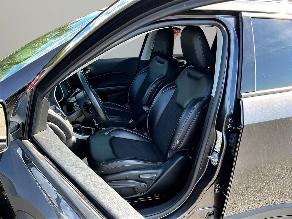 Used 2019 Crystal Metallic Jeep Latitude image 21