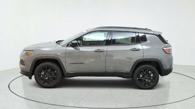New 2027 Sting-Gray Clear-Coat Paint Jeep Latitude image 6