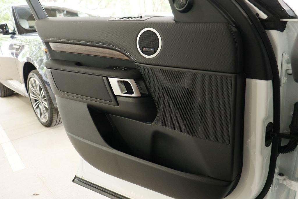 New 2026 Fuji White Land Rover Dynamic SE image 11