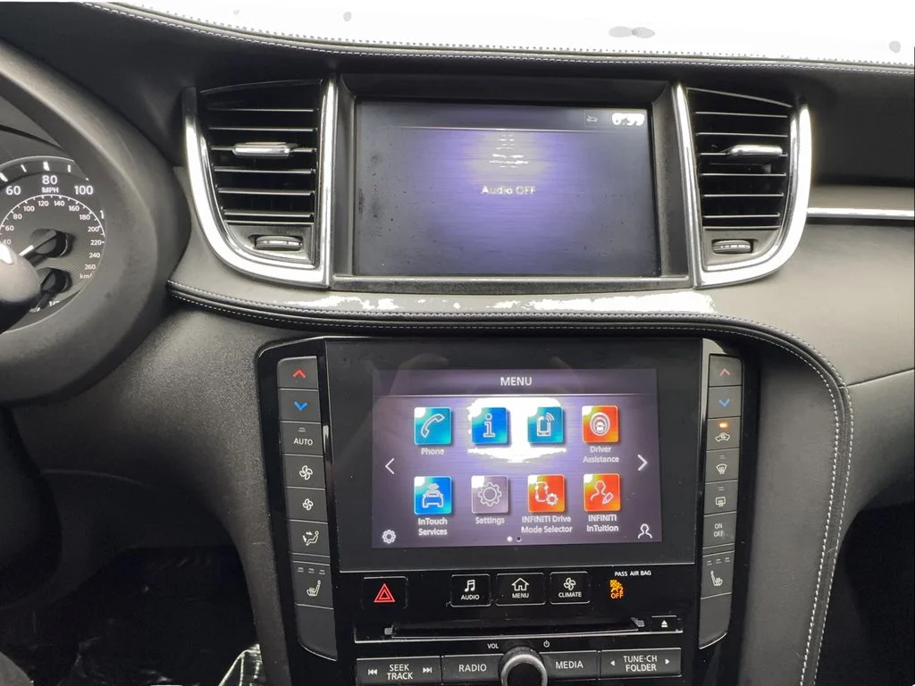 Used 2023 White INFINITI LUXE image 47
