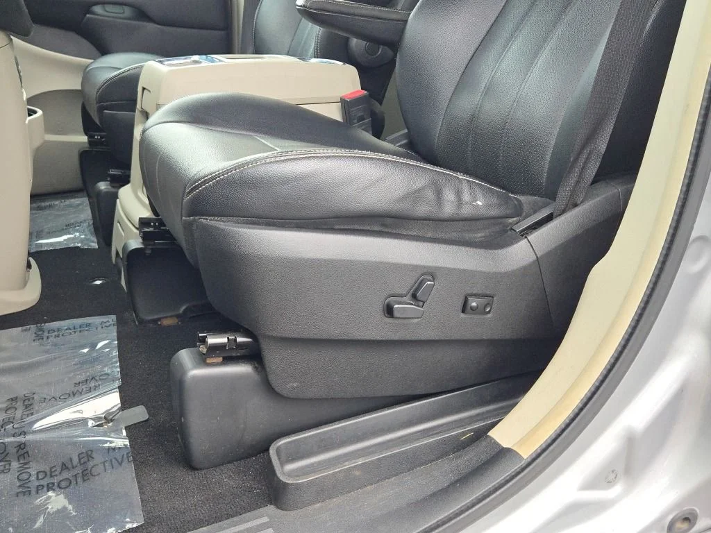 Used 2013 Silver Chrysler Touring-L image 24