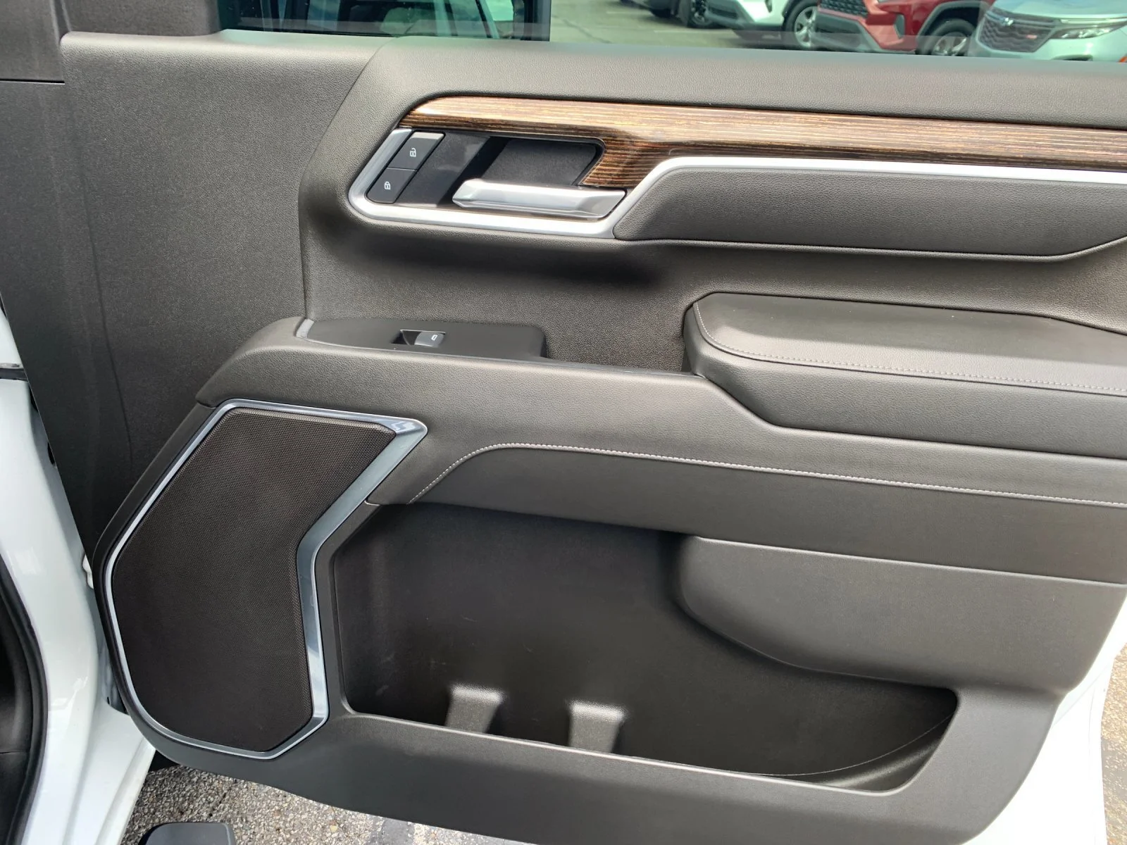 Used 2025 Summit White GMC SLE image 19