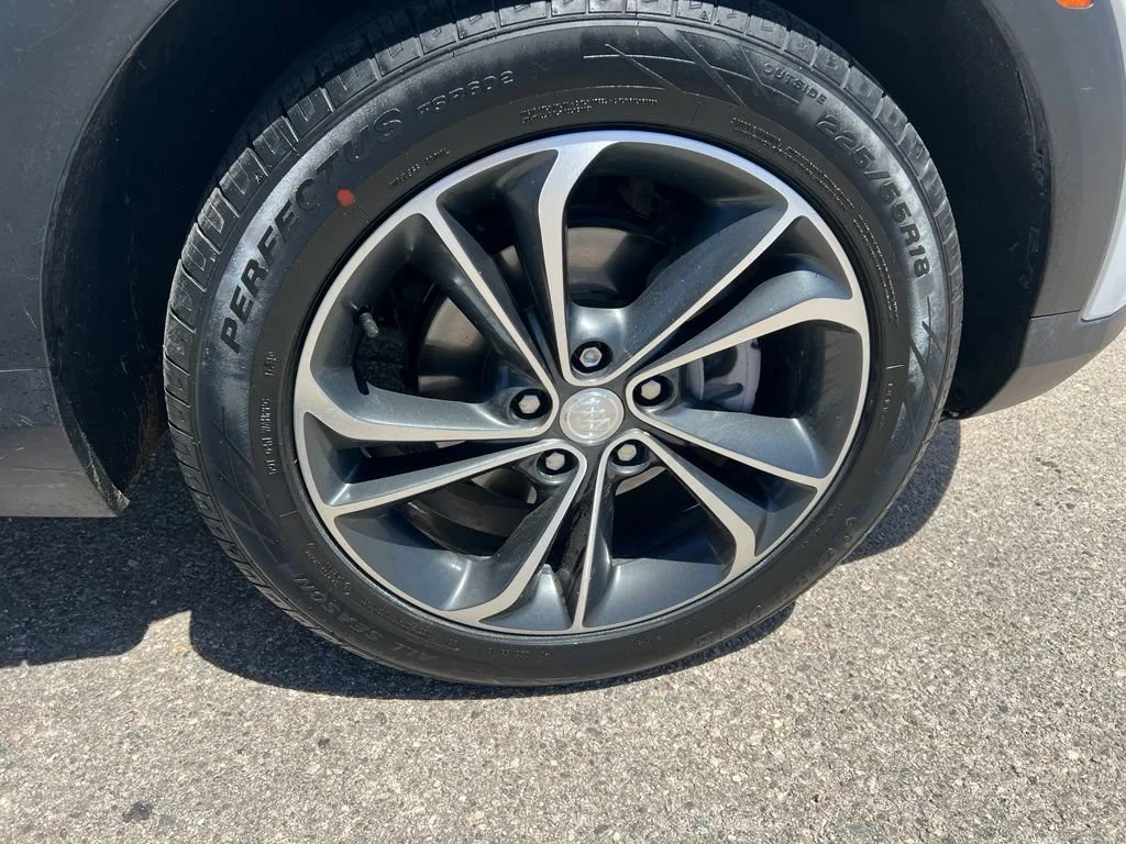Used 2022 Summit White Buick Select image 28