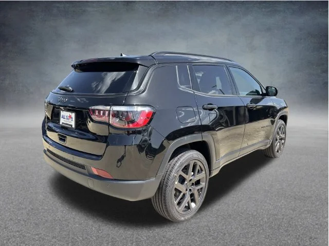 New 2026 Diamond Black Crystal Pearl-Coat Exterior Paint Jeep Limited image 8