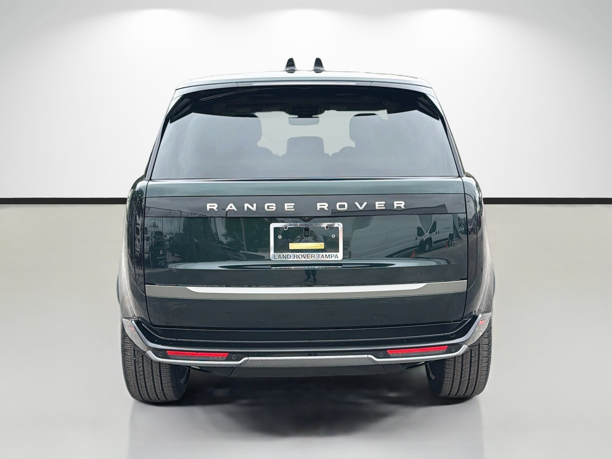 New 2027 British Racing Green LAND ROVER SE image 4