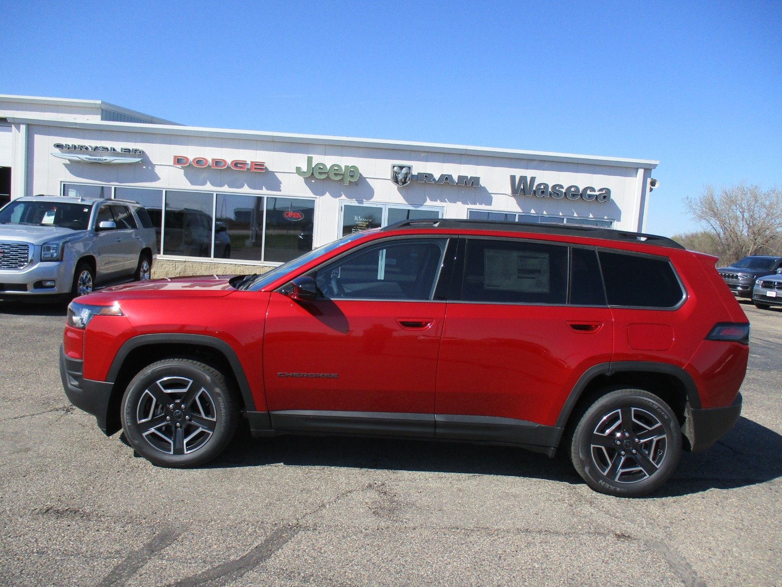 New 2026 Red Hot Pearl-Coat Exterior Paint Jeep Laredo image 3