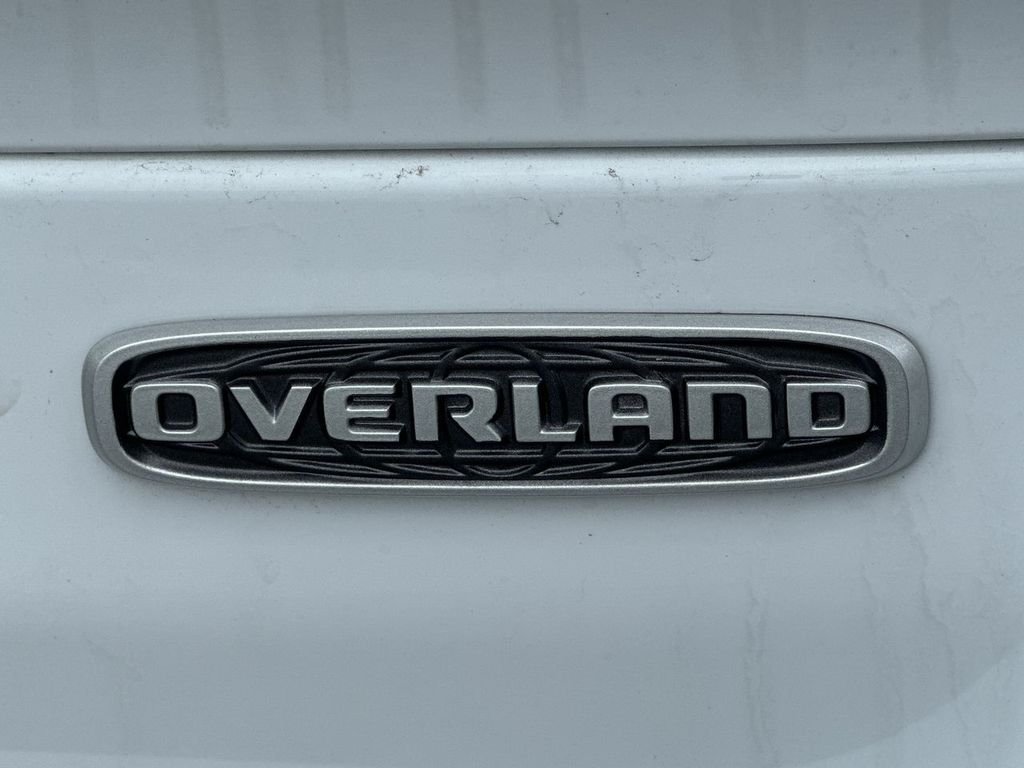 New 2025 Bright White Clear-Coat Exterior Paint Jeep Overland image 48