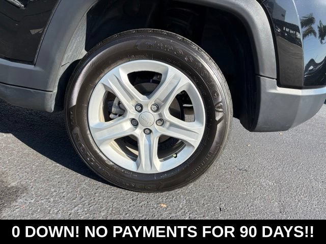 Used 2023 Diamond Black Cry Jeep Sport image 10