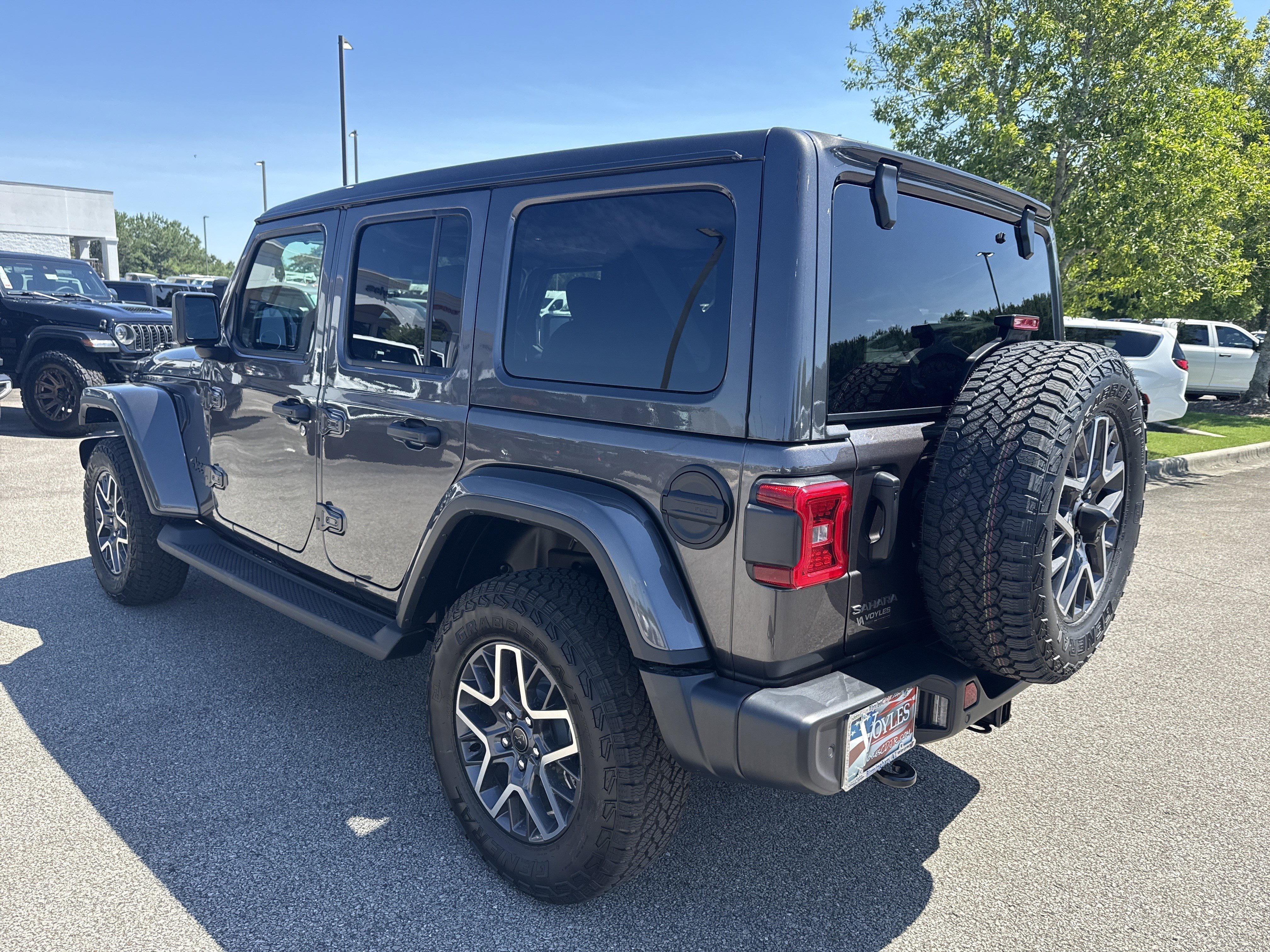 New 2026 Granite Crystal Metallic Clear-Coat Exterior Paint Jeep Sahara image 5
