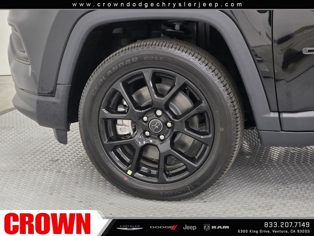 New 2026 Diamond Black Crystal Pearl-Coat Exterior Paint Jeep Latitude image 9