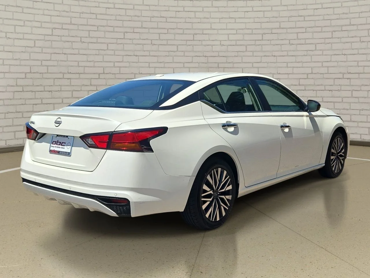 Used 2025 Pearl White Tricoat Nissan 2.5 SV image 4