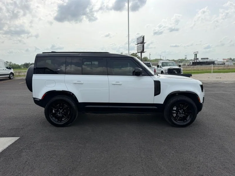 Used 2022 Fuji White Land Rover X-Dynamic HSE image 4