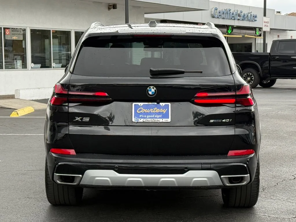 Used 2024  BMW sDrive40i image 8