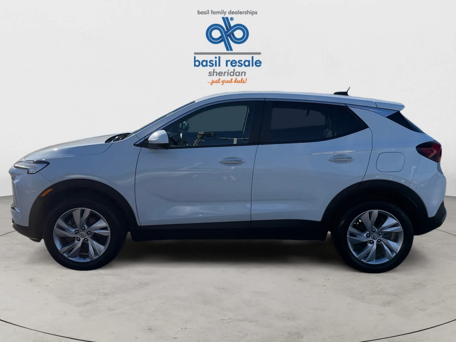 Used 2025 Summit White Buick Preferred image 3