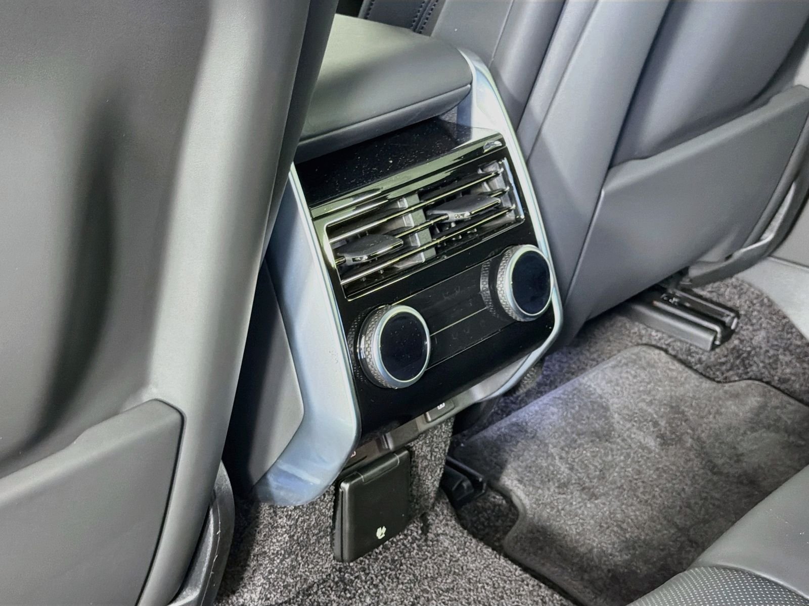 New 2026 Fuji White LAND ROVER SE 7 Seats image 28