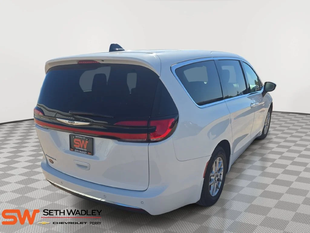 Used 2025 Bright White Clearcoat Chrysler Select image 7