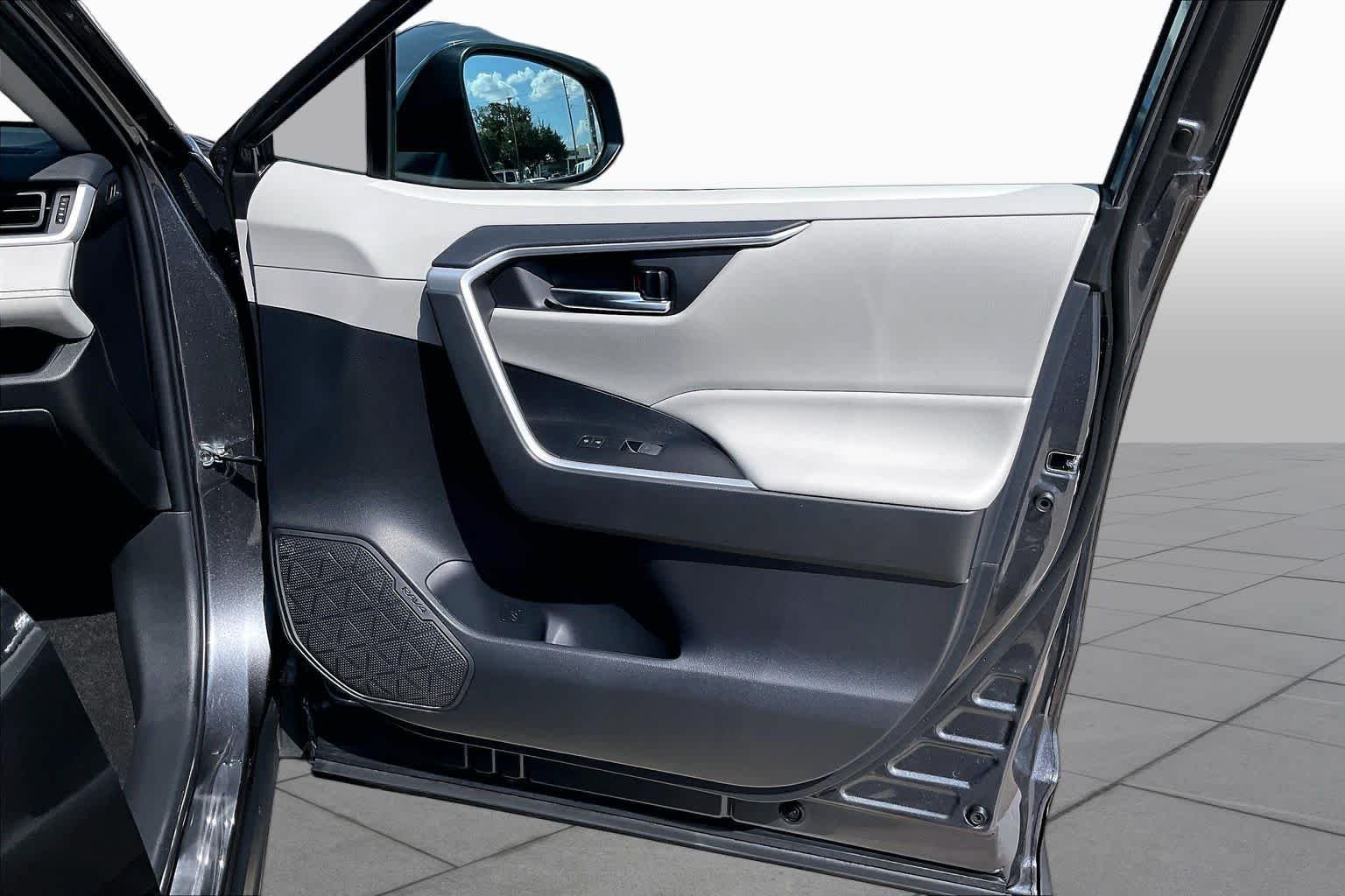 2023 Toyota RAV4 XLE - Photo 23