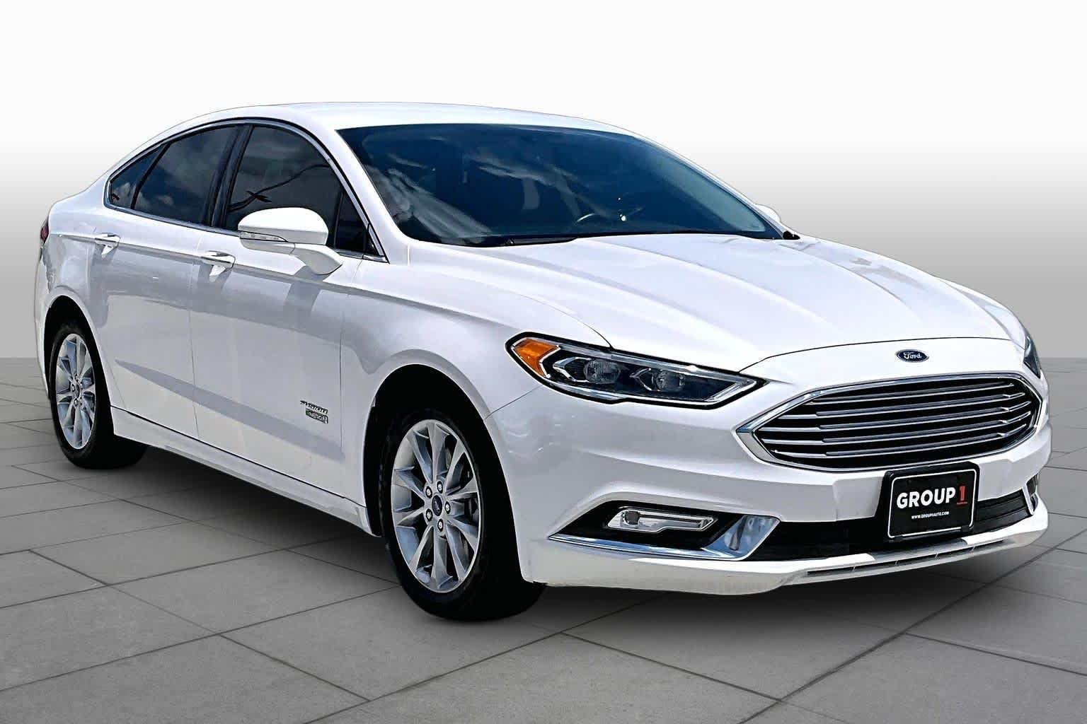 Used 2017 White Platinum Metallic Tri-Coat Ford Titanium image 3